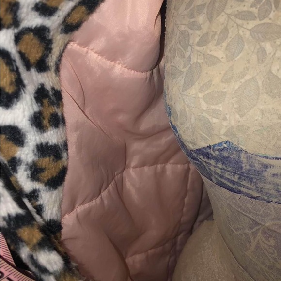 Beautiful girls leopard faux fur coat sz. 14/16 w/ quilted pink satin lining - Picture 3 of 5